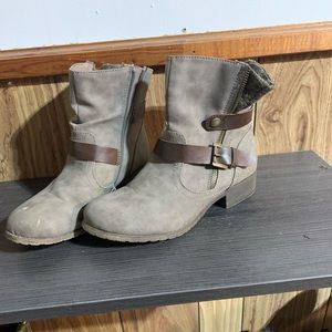Size 7.5 Maurices booties!